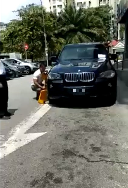 Viral Video Shows BMW Driver Who Parked Illegally in Taman Desa Destroying Car Clamp - WORLD OF BUZZ 1