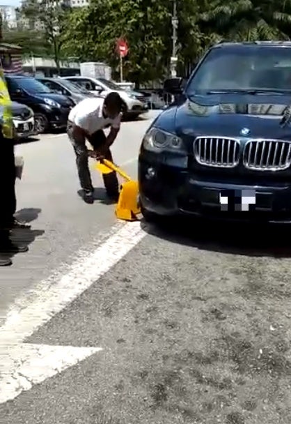 Viral Video Shows BMW Driver Who Parked Illegally in Taman Desa Destroying Car Clamp - WORLD OF BUZZ 2