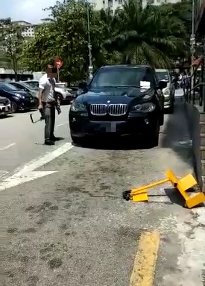 Viral Video Shows BMW Driver Who Parked Illegally in Taman Desa Destroying Car Clamp - WORLD OF BUZZ 3
