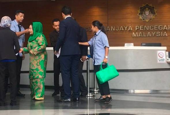 Where Is Rosmah? Former First Lady Is Still Being Questioned At Macc Headquarters 8 Hours Later - World Of Buzz