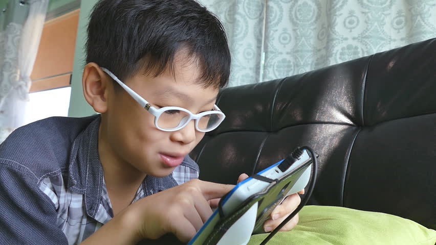15yo Boy's Eyes Similar to 50yo Due to Excessive Use of Mobile Gadgets, Doctor Says - WORLD OF BUZZ 1