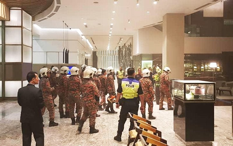 Foreign Worker Falls 12 Metres &Amp; Suffers Head Injuries After Ceiling Of Hilton Kl Collapses - World Of Buzz