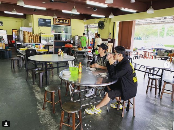 Jay Chou Spotted in Malaysia Enjoying Ikat Tepi Drinks and Roti Tissue - WORLD OF BUZZ 1