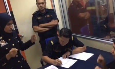 Jpj Officer Uses Sign Language To Help Deaf And Mute Couple, Earns Netizens' Praise - World Of Buzz 3