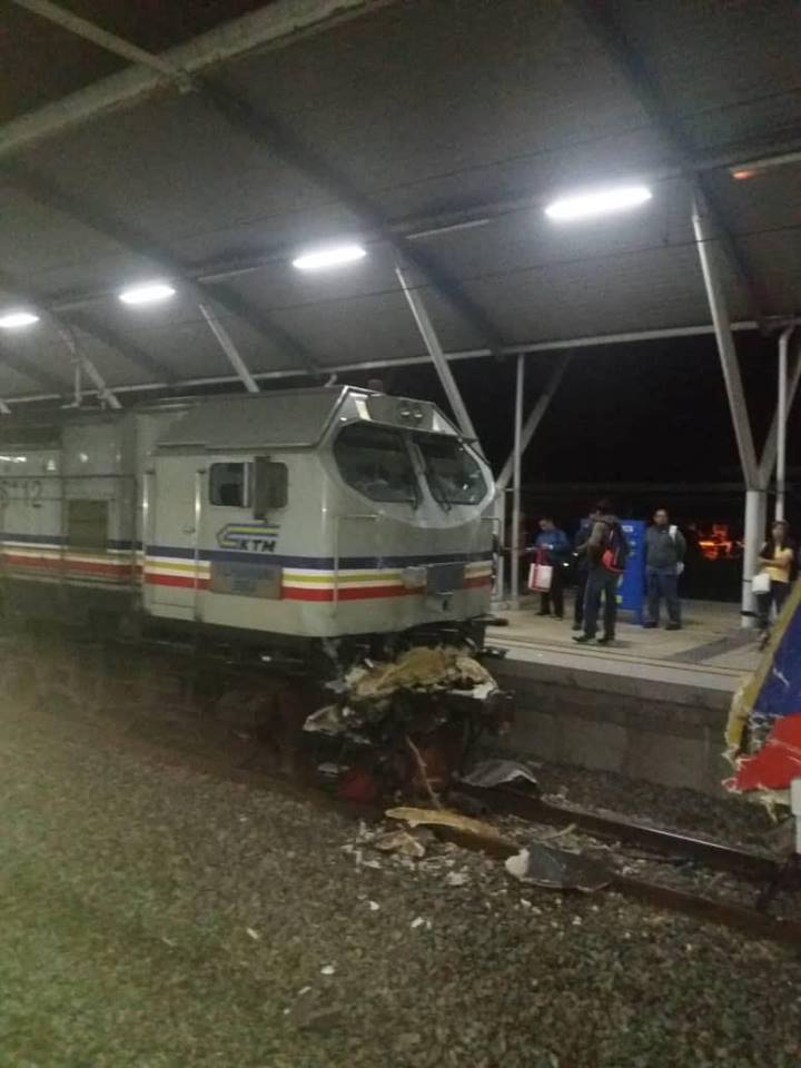 KTM Experiencing Delays After Crashing into Cargo Train at Tanjung Malim Station - WORLD OF BUZZ 4