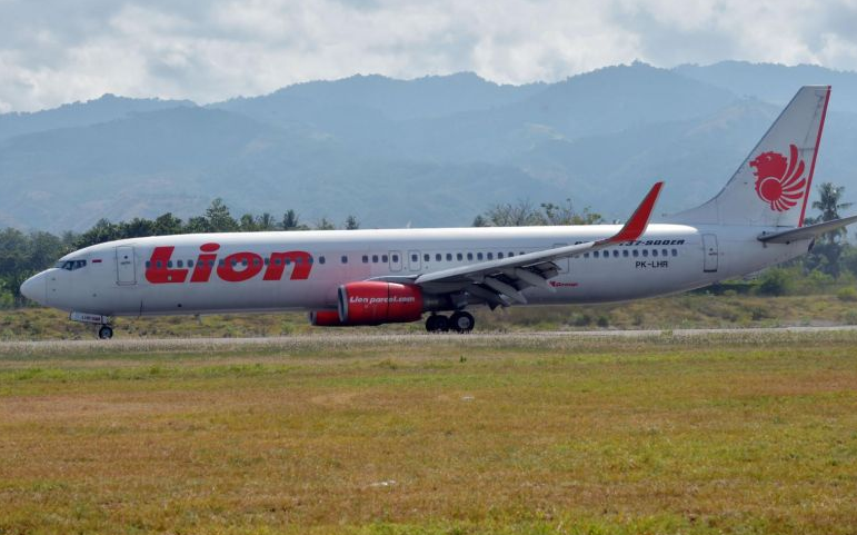 Lion Air Crash: Personal Items & Body Parts Found Floating in Sea As Search For Plane Continues - WORLD OF BUZZ