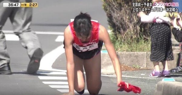 Marathon Runner Shows Great Sportsmanship By Crawling to Finish Line Even With a Fractured Leg - WORLD OF BUZZ