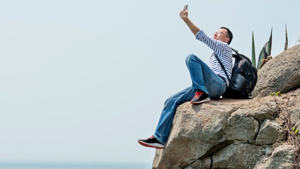 "More Than 250 People Died From Taking Selfies in Dangerous Places," Says Study - WORLD OF BUZZ