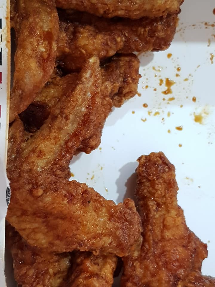 M'sian Grossed Out After Discovering Fly Eggs On Half-Eaten Korean Fried Chicken - WORLD OF BUZZ 3