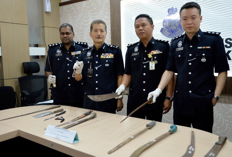 Pdrm: You Can Be Jailed For 10 Years If You Carry Hockey Sticks, Batons And Knives For Self-Defence Purposes - World Of Buzz 1