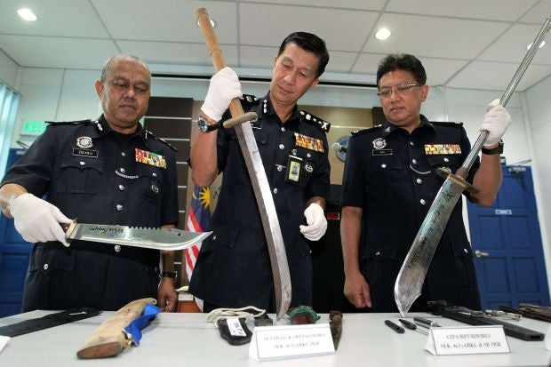 PDRM: You Can Be Jailed for 10 Years If You Carry Hockey Sticks, Batons and Knives for Self-Defence Purposes - WORLD OF BUZZ 3