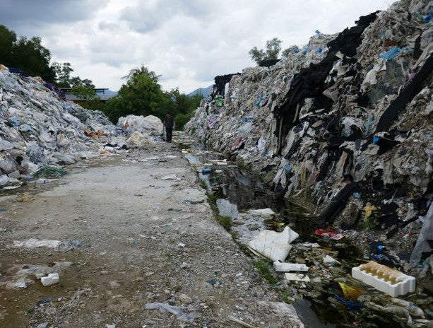 Plastic Waste From The UK Intended For Recycling Found Dumped in Peninsular Malaysia - WORLD OF BUZZ 3