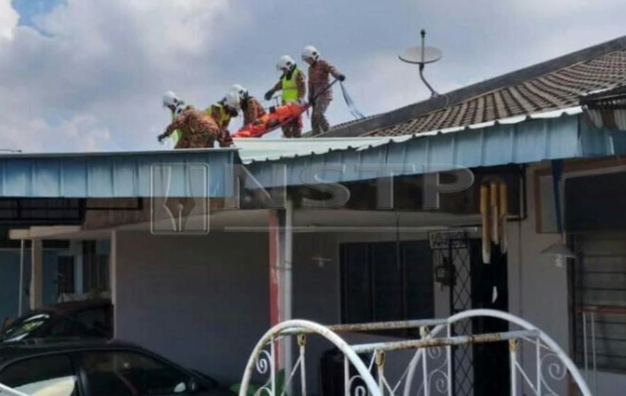Policeman Faints Mid-Air During Parachute Training In Taiping, Falls On House Roof - World Of Buzz