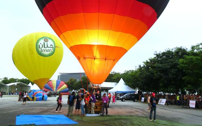[Test] No Weekend Plans? Join Us in Shah Alam For Hot Air Balloons, Inflatable Rock Climbing and More! - WORLD OF BUZZ 7