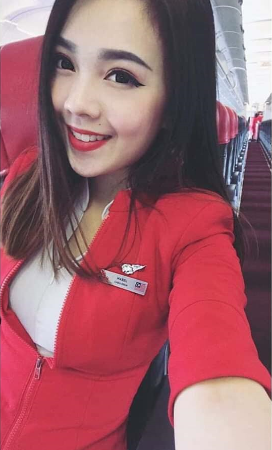 These Candid Photos of AirAsia Flight Attendant Has Netizens' Hearts Taking Flight - WORLD OF BUZZ 3