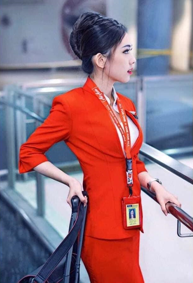 These Candid Photos of AirAsia Flight Attendant Has Netizens' Hearts Taking Flight - WORLD OF BUZZ 4