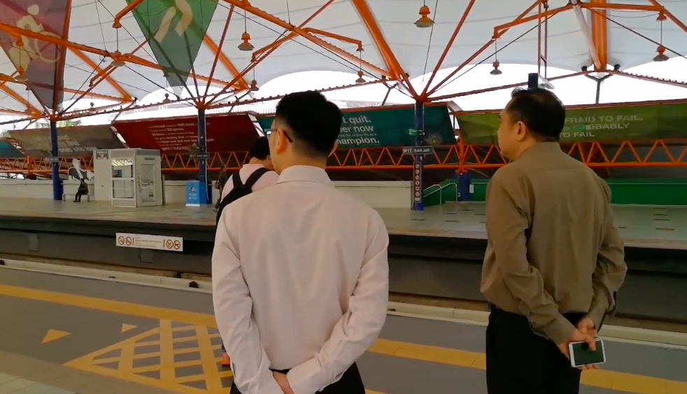 Transport Minister Conducts Spot Check By Actually Taking LRT During Peak Hours - WORLD OF BUZZ 1