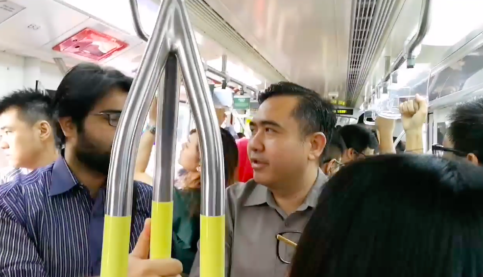 Transport Minister Conducts Spot Check By Actually Taking LRT During Peak Hours - WORLD OF BUZZ 3