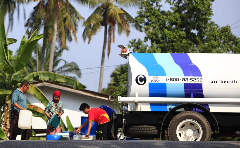 water tank truck hulu langat dry spell 20140221