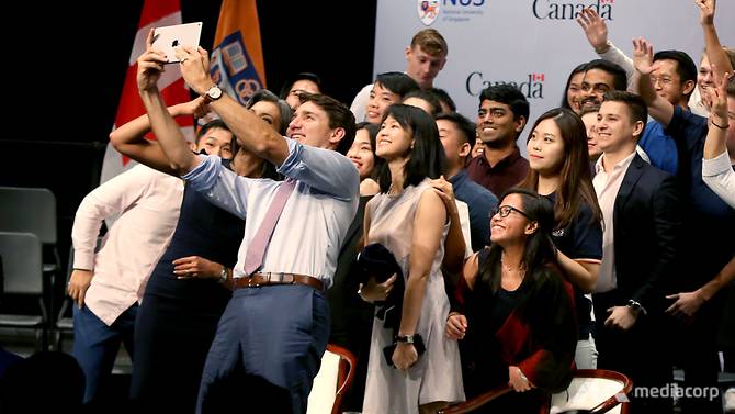 Canadian PM Spotted 'Yamcha'-ing With Locals at A Singaporean Hawker Centre - WORLD OF BUZZ 1