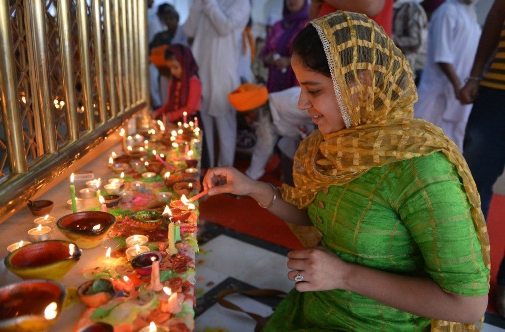 Hindu Civil Servants Can Take Extra Day Off for Deepavali on 7 November - WORLD OF BUZZ