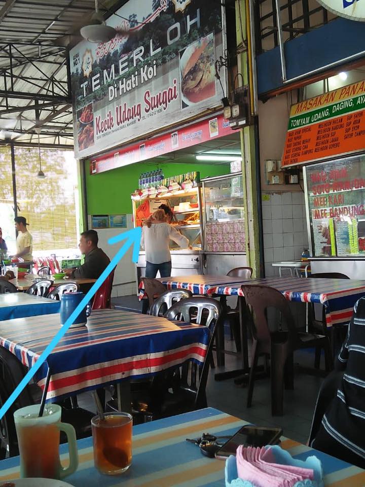 M'sian Brings Dog to Food Stall, Criticised By Non-Muslims for Being Disrespectful and Unhygienic - WORLD OF BUZZ