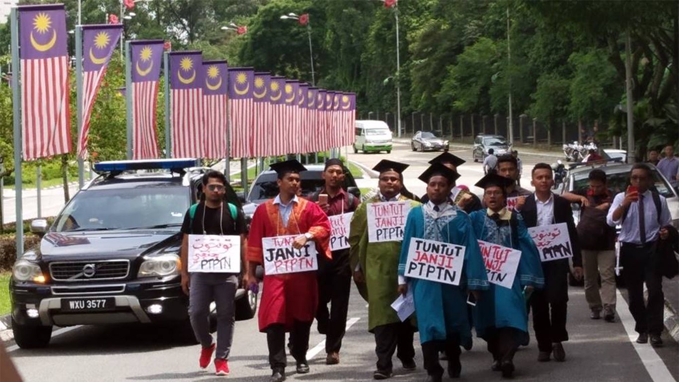 Students March 9Km To Parliament To Protest Deducting 2 15 From Salary To Repay Ptptn World Of Buzz 1