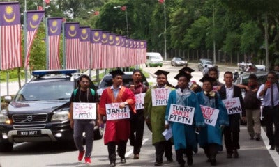 Students March 9Km To Parliament To Protest Deducting 2-15% From Salary To Repay Ptptn - World Of Buzz