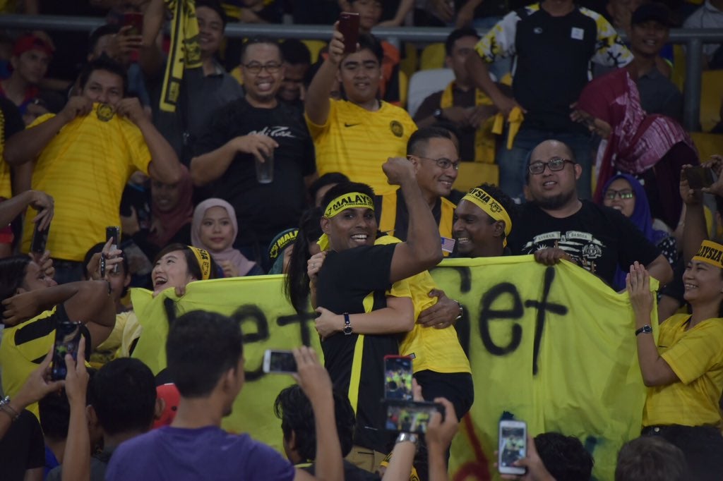 Sweet Marriage Proposal Adds To Sweet Victory Of The Malaysian Team At The Aff Suzuki Cup - World Of Buzz 1