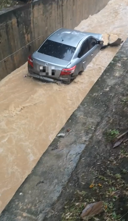 Toyota Vios Plunges and Floats Down The Storm Drain Near Sunway Giza Mall - WORLD OF BUZZ 1