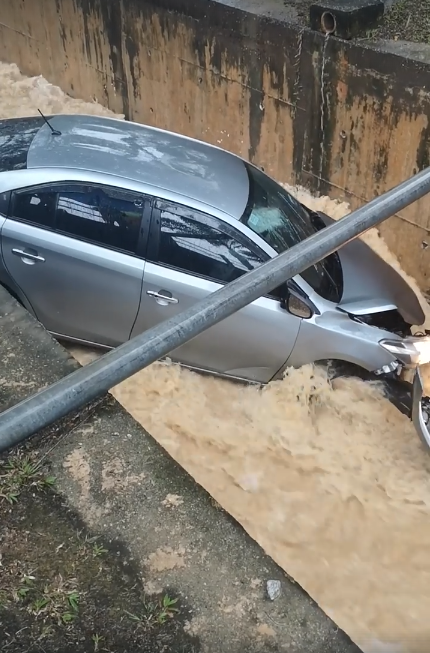 Toyota Vios Plunges and Floats Down The Storm Drain Near Sunway Giza Mall - WORLD OF BUZZ