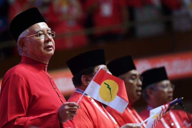 Utusan: Najib Must Apologise to UMNO Members for Lying About 1MDB Money - WORLD OF BUZZ 1