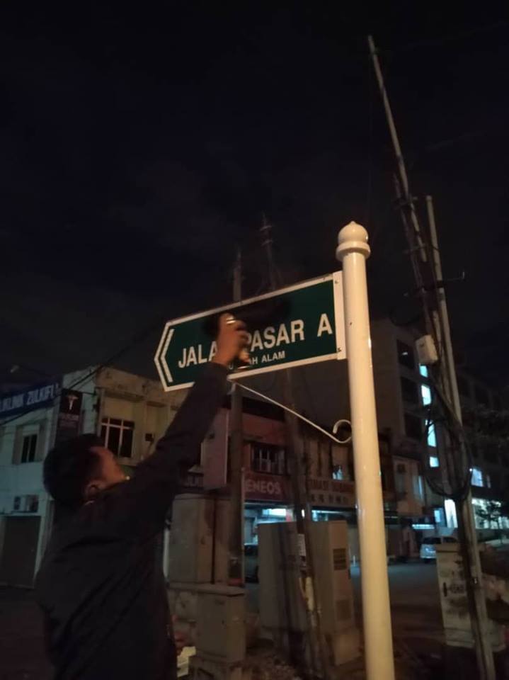 Viral Video of People Vandalising Dual Language Shah Alam Road Signs Surface on Facebok - WORLD OF BUZZ