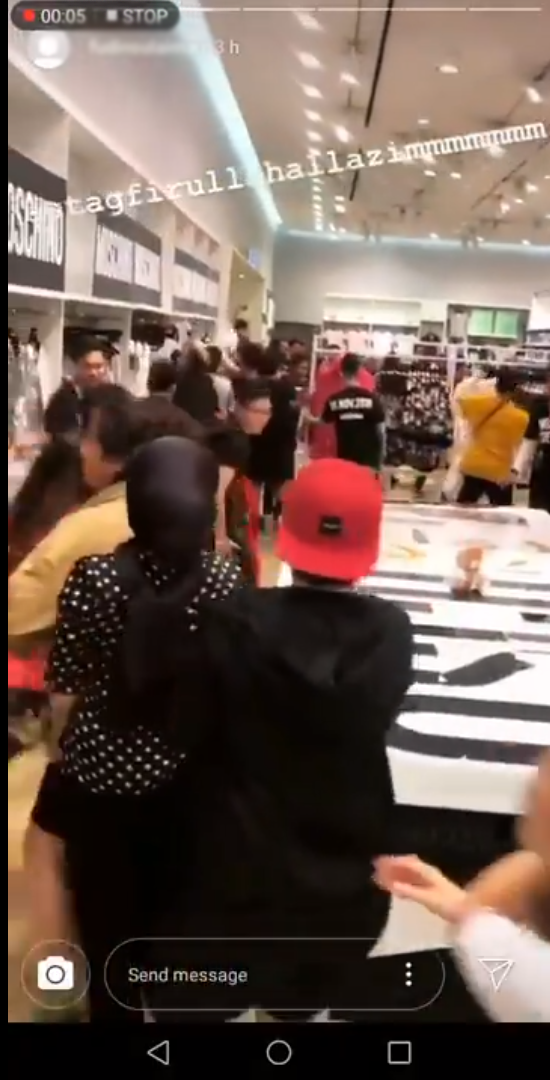 Watch How M'sians Go Crazy During Launch of Limited Edition Moschino at H&M Avenue K - WORLD OF BUZZ 2