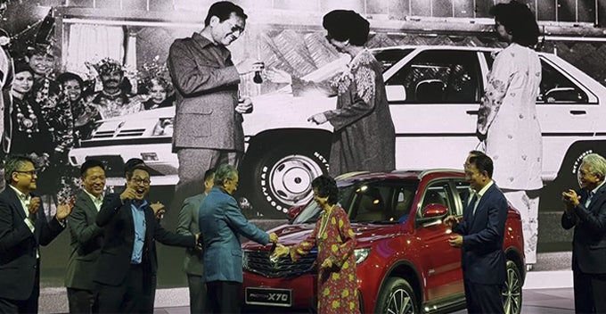 33 Years Ago, Tun M Hands Over Keys To Siti Hasmah When Launching Saga. Now, He Does It For X70 - World Of Buzz