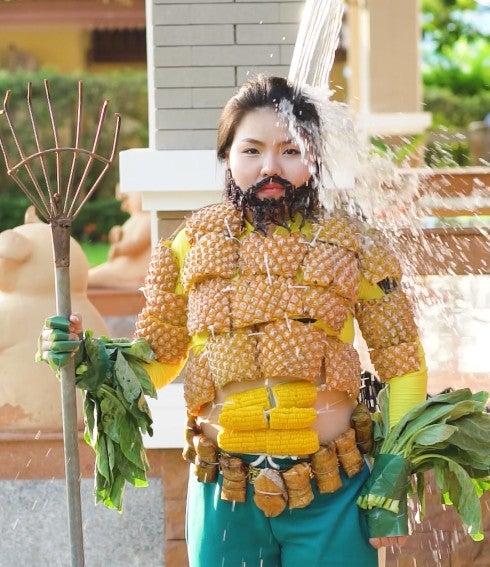 Girl Creatively Cosplays Aquaman's Iconic Suit Using Pineapples, Corn and Vegetables - WORLD OF BUZZ