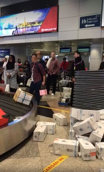Netizen Shocked By KLIA Staff Throwing Boxes of Zam Zam Water On Floor, Here's What Staff Says - WORLD OF BUZZ 1