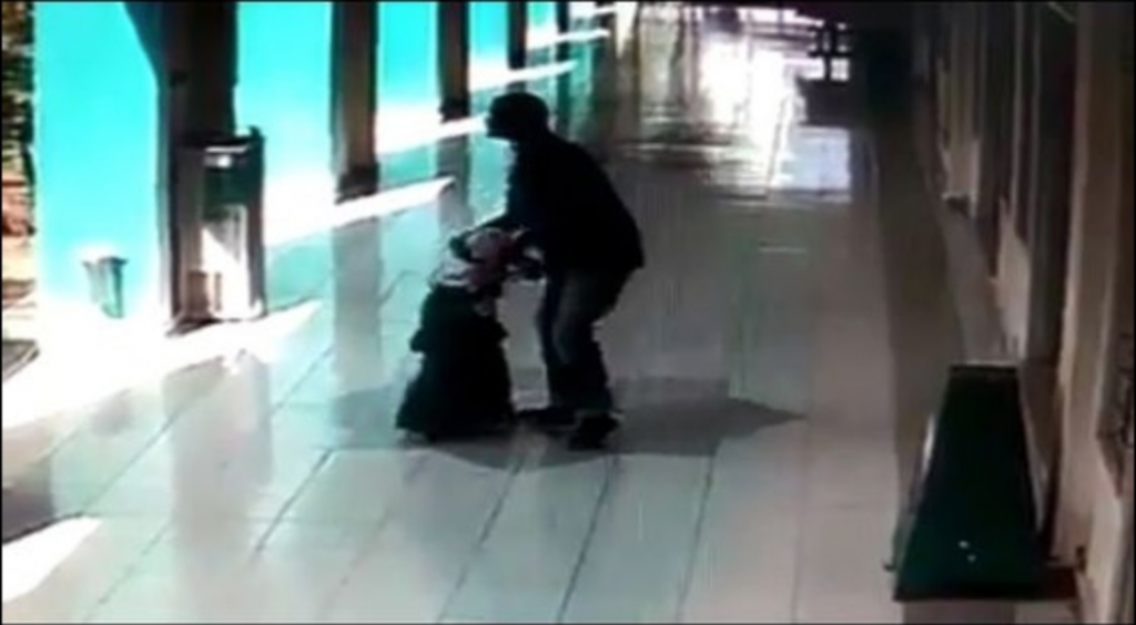 Parents Beware! Viral Video Proves Child Abduction Can Happen Just About Anywhere - World Of Buzz 1