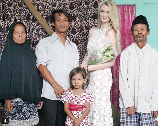 Photos of Indon Man Marrying English Girl Goes Viral as Netizens Congratulate The Couple - WORLD OF BUZZ 1