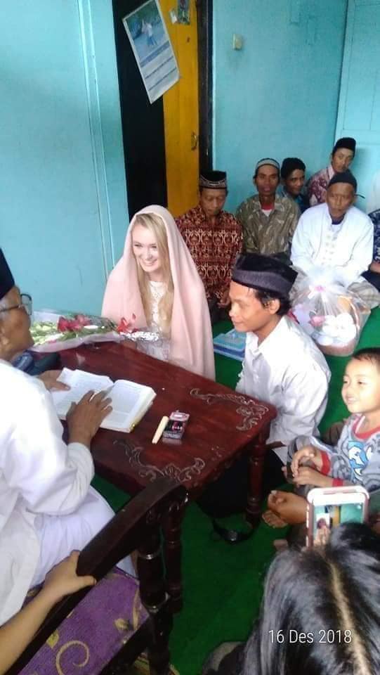 Photos of Indon Man Marrying English Girl Goes Viral as Netizens Congratulate The Couple - WORLD OF BUZZ