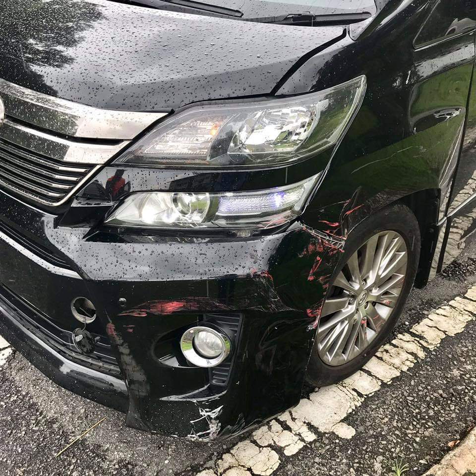 Road Accident Proves That Malaysians Are Still Living In Harmony - WORLD OF BUZZ 1