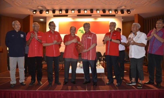 Selangor DAP Man Reminds Tun M: Don't Be A Rubbish Collector And Accept 'Frogs' From Umno - WORLD OF BUZZ 2