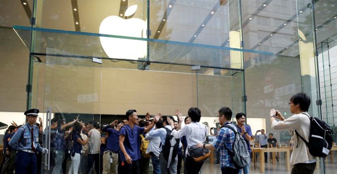 survey reveals many iphone users are poor people in disguise and earn below rm1800 world of buzz