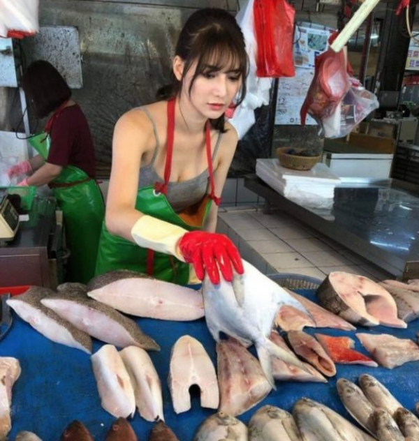 Taiwanese Model Labelled Hottest Fishmonger After Helping Her Mom At The Market - World Of Buzz 1