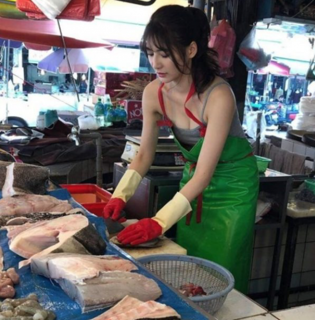 Taiwanese Model Labelled Hottest Fishmonger After Helping Her Mom At The Market - WORLD OF BUZZ 2