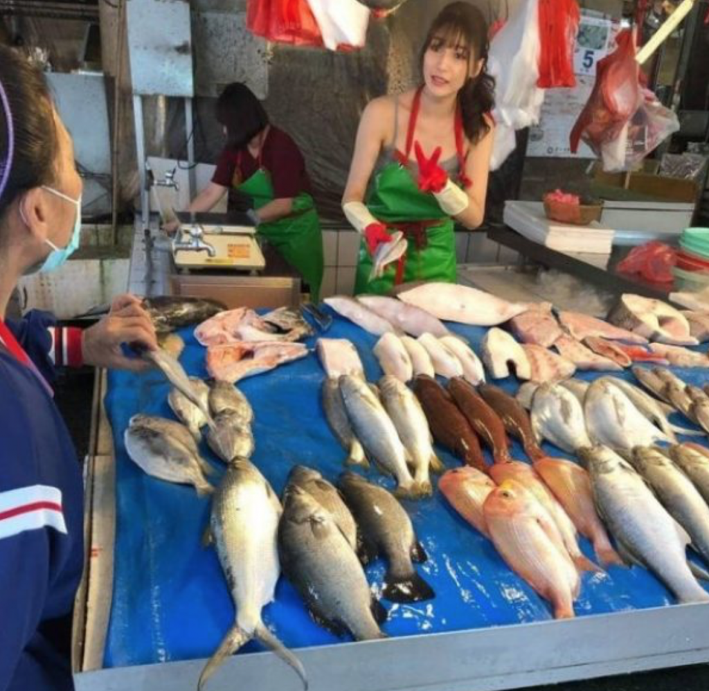 Taiwanese Model Labelled Hottest Fishmonger After Helping Her Mom At The Market - WORLD OF BUZZ 3
