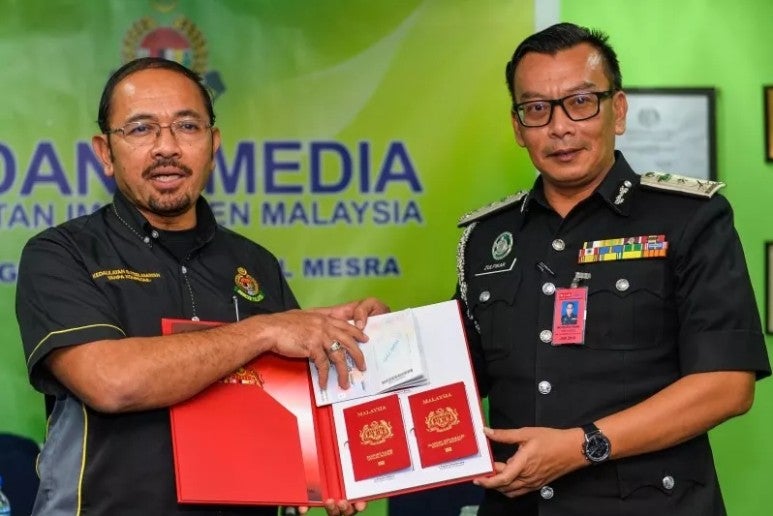 The Malaysia Passport Has Just Been Awarded 2018’s Regional ID Document of the Year! - WORLD OF BUZZ