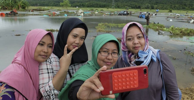 Tourists Are Flooding Tsunami Hit Areas For Selfies As Destruction Gets More Likes World Of Buzz 2 1