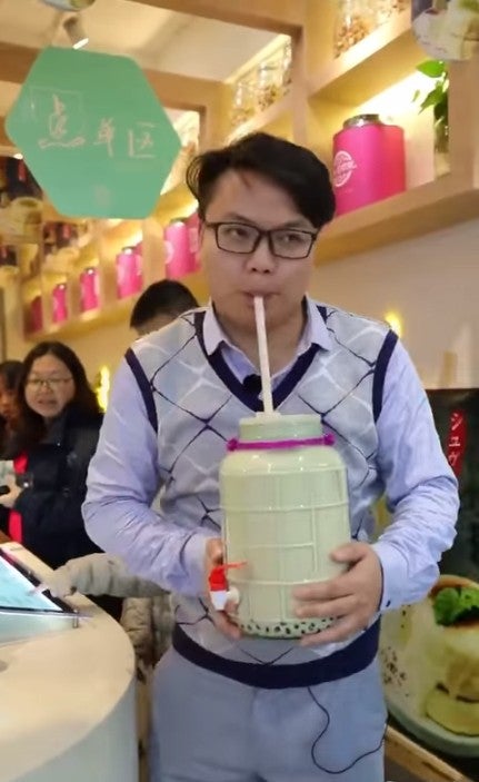 Viral Video Showing &Quot;Most Extra Way Of Drinking Bubble Tea&Quot; Has Got Netizens Amused - World Of Buzz 3