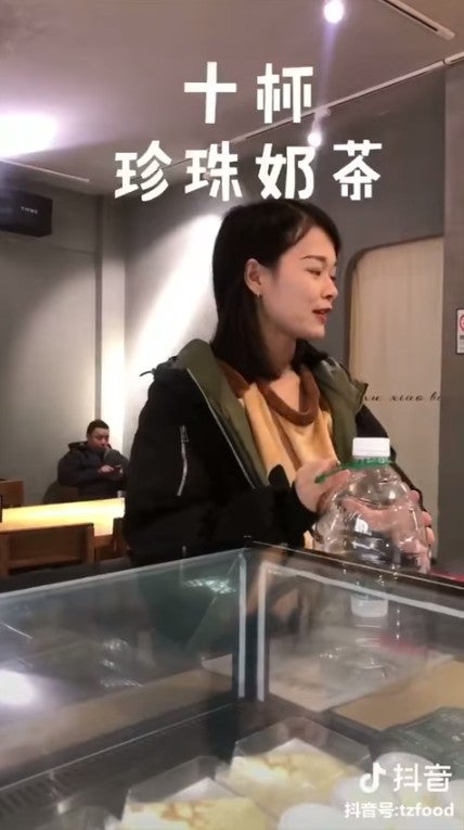 Viral Video Showing &Quot;Most Extravagant Way Of Drinking Bubble Tea&Quot; Has Got Netizens Amused - World Of Buzz